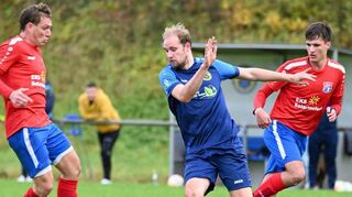 Einen knappen Sieg feierte die SpG Ertal gegen den TSV Höpfingen II (blaue Trikots).