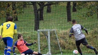 Die SpG Ballenberg II/Oberwittstadt II (graue Trikots) ging nach 22 Minuten durch ein Tor von Janis Lorenz Kappler mit 2:0 in Führung.