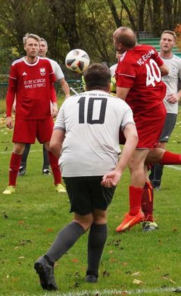 Ungefährdet mit 5:0 gewinnt der FC Eichel (in Rot).