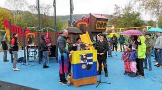 Offiziell eingeweiht wurde der neue inklusive Schleusenspielplatz in Freudenberg am Main. Darüber freuten sic hbei der Segnung nicht nur Bürgermeister Roger Henning und Christina Marx von der Aktion-Mensch-Geschäftsleitung sowie Diakon Michael Baumann und Margarete Zängerlein von den Pfarrgemeinden, sondern auch zahlreiche Bürgerinnen und Bürger jeden Alters.
