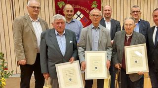 Der Vorsitzende Andreas Lehr zusammen mit den Vereinsvertretern Rüdiger Wellm, Alexander Eidel, Andreas Rabe, Michael Halbritter, Thomas Schieser und den für 60-jährige und 70-jährige Treue geehrten Mitgliedern (vorne, von links): Willi Kimmelmann, Ehrenmitglied Karl Eidel und Ehrenvorsitzender Michael Halbmann.
