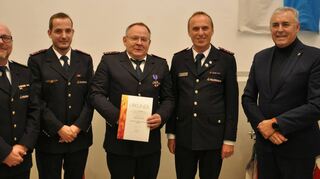 Deutschen Feuerwehr-Ehrenkreuz in Silber für Matthias Beil (Mitte). Es gratulieren (von links): Kreisbrandmeister Andreas Geyer, Stadtkommandant Philipp Schenk, Jochen Herrschlein vom Kreisfeuerwehrverband, Bürgermeister Joachim Markert sowie Kreisbrandmeister Andreas Geyer.