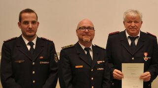 Ehrung für 50 Jahre (von links): Stadtkommandant Philipp Schenk, Walter Spang, Norbert Sobotta und Bürgermeister Joachim Markert.