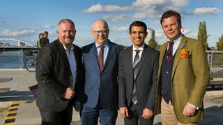 Auf der 2004 erbauten, modernen Schrägseilbrücke „Mimram“ über den Rhein – sie verbindet die Städte Kehl (Deutschland) und Straßburg (Frankreich) – trafen sich die Delegierten der FDP-Landesvertreterversammlung. Das Bild zeigt (von links) den gewählten Europa-Spitzenkandidaten Andreas Glück, den FDP-Landesvorsitzenden Michael Theurer, den FDP-Bewerber für Europa Mirwais Wafa aus Bad Mergentheim und der FDP-Kreisvorsitzenden im Main-Tauber-Kreis, Benjamin Denzer.