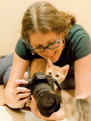 Eine große Ausstellung zum Tierschutz in der Region ist in der Sparkasse geplant. Das Bild zeigt Jasmin Paul, die zweite Vorsitzende des Tierschutzvereins, mit dem Kitten von Franzi Jirka.