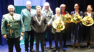 Die gekürten Würdenträger mit Kreisoberschützenmeister Werner Mächtel (rechts) und dem 1. Kreisschützenmeister Wilfried Nickel (links).