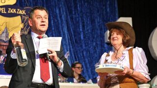 Gemeinderätin Songrit Breuninger und der frühere Bürgermeister Wolfgang Stein sorgten mit ihrem Auftritt in Bettingen für etliche Lacher.