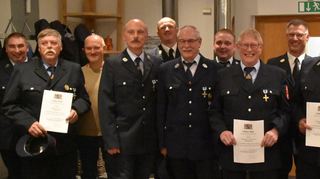 Eingerahmt von den Führungskräften der Wehr die Geehrten: sechs Bieberehrener Feuerwehrmänner für 40 Jahre aktiven Dienst mit dem staatlichen Ehrenzeichen in Gold des Freistaates Bayern ausgezeichnet, von links vorne Alois Knorr, Berthold Blau, Gerhard Mark, Michael Schmitt, Franz Herkert und Richard Engel.