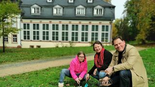 Sophia Malina, Wibke Klomp und Kolos Malina hoffen darauf, dass sie am Samstag von Helfern bei der Pflanzaktion unterstützt werden.