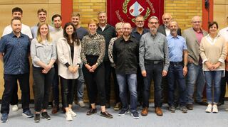 Die geehrten Mitglieder zusammen mit dem Vorsitzenden des TSV Vorbachzimmern Steffen Reißenweber (vorne links) sowie Reinhold Balbach, Vorsitzender Sportkreisjugend (Sechster von rechts) sowie Dr. Friedrich Bullinger, Vorsitzender des Turngau Hohenlohe (Siebter von rechts) und dem neuen Ehrenmitglied Gabriele Waldmann (Zweite von rechts).