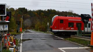 Der Bahnübergang auf der Kreisstraße von Zimmern nach Kützbrunn war an diesem Donnerstag nicht besetzt. Mit einem lauten Hupen warnt der Zugfahrer die übrigen Verkehrsteilnehmer, bevor er in Schrittgeschwindigkeit die Gefahrenstelle passiert.