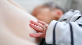 Das Baby fühlt sich pudelwohl an der Brust – so läuft es im besten Fall. Aber manchmal ruckelt es in der Stillbeziehung.