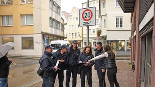 Bei Wind und Wetter im Einsatz sind die Mitarbeiter der Ortspolizeibehörde. Das Team im Außendienst ist von vier auf nun sieben Kräfte angewachsen. Das Bild zeigt eine Schulung direkt neben dem Rathaus mit Sachgebietsleiterin Laura Ernst (rechts). Auch an dieser Stelle beginnt übrigens eine Tempo-20-Zone in der Altstadt.
