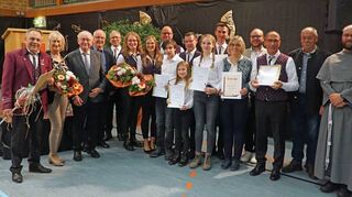 Ehrungen mit von links: Harald Killian, Petra Killian, Herbert Münkel, Jürgen Fieger, Martin Weber, Corinna Sans, Julia Killian, Martin Sans, Jakob Mohr, Tina Kappes, Jürgen Spiesberger, Luisa Schmitt, Julian Mechler, Christiane Weber, Meikel Dörr, Jürgen Knörzer, Hubert Mühling und Pater Kamil.
