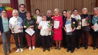 Für langjährigen Einsatz bei der Ökumenischen Nachbarschaftshilfe wurden 13 Mitarbeiterinnen und Mitarbeiter geehrt. Unser Bild zeigt sie zusammen mit Einsatzleiterin Astrid Auernhammer (links), ihrer Stellvertreterin Cornelia Fries (rechts) und Pfarrer Christoph Rother. Ursula Stelzer (Achte von links) ist seit 40 Jahren im ehrenamtlichen Dienstfür kranke und alte Menschen.