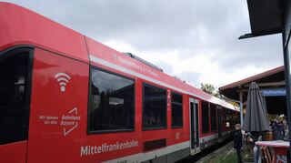 Die Mittelfrankenbahn mit dem modernisierten Regionalzug, der jetzt „Rothenburg o.d. Tauber“ heißt.