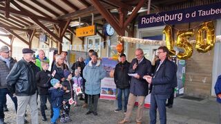 Rothenburgs Bürgermeister Dieter Kölle bei der Begrüßung des Zuges. Rechts Marco Schimmich von der DB.