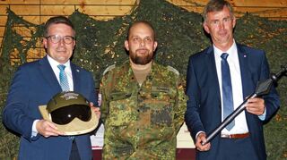 Michael Schmitt (rechts), Vorstandsvorsitzender der Markelsheimer Weingärtnergenossenschaft, wurde von Oberstleutnant Tobias Schwarz (Mitte) zum 21. Tauberfränkischen Kommandeur des Transporthubschrauberregiments 30 „Tauberfranken“ in Niederstetten ernannt. Zur Übergabe der Amtsinsignien von Landrat Christoph Schauder an seinen Nachfolger im Rahmen des traditionellen Tauberfränkischen Abends versammelten sich mehrere hundert Gäste in der Hermann-Köhl-Kaserne.