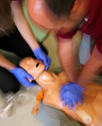 Hier wird die Reanimation einer Übungspuppe nach einem Herzinfarkt demonstriert.