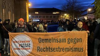 Rund 100 Bürger zogen bei einer Demonstration am Freitagabend durch Osterburken. Sie stellten sich gegen den Bürgerdialog in der Baulandhalle, welcher von der AfD veranstaltet wurde.