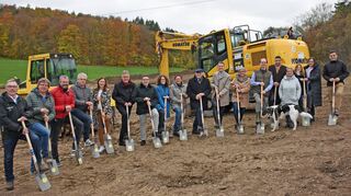 Der Tierschutzverein Bad Mergentheim und Umgebung baut am Rande der Kurstadt ein neues Tierheim. Unterstützung erhält der Verein von vielen Spendern, aber auch vom Landkreis und den neun Fundtier-Kommunen der Region. So kamen zum offiziellen Spatenstich mit der Vereinsvorsitzenden Heidrun Leiss-Schott (Neunte von links) auch der Landrat, der Oberbürgermeister, mehrere Bürgermeister und als Vertreter der Katholischen Kirchengemeinde Bad Mergentheim (Grundstückseigentümer), Stadtpfarrer Thomas Frey, sowie weitere Vereinsmitglieder und Bauprojekt-Verantwortliche.