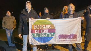 Lautstarker Auftritt: Etwa 250 Demonstranten protestierten vor der Baulandhalle gegen Rassismus und Rechtsextremismus.