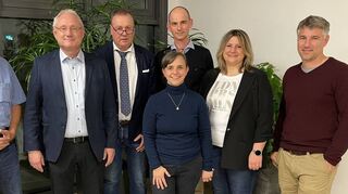 Vorstand neu gewählt: Das Bild zeigt (von links) Wolfgang Zöller, Dr. Mathias Jähnel, Sebastian Gerstenkorn, Dr. Anja Kraus, Dr. Volker Dietz, Nadine Annan sowie Dr. Florian Grabs. Auf dem Bild fehlen Arne Bieling und Holger Erdniss.