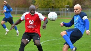 Knapp mit 1:0 besiegte die SpG Balbachtal (rotes Trikot) die SV Viktoria Wertheim (blaues Trikot).