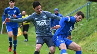 Schloßau/Donebach (in Blau) ist der Gewinner des Spieltags: Die Konkurrenten verlieren, und die SpG schiebt sich durch den 3:0-Sieg an die Tabellenspitze.