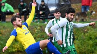 2:2 endete das Landesliga-Duell zwischen dem TSV Rosenberg (in Grün Daniel Breitinger) und dem SV Königshofen.