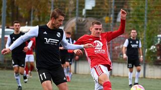 Im Nachbarschaftsduell zwischen dem FC Grünsfeld (in Schwarz Alex Albert) und dem TSV Tauberbischofsheim gab es keinen Sieger. Die beiden Teams trennten sich 2:2-Unentschieden.
