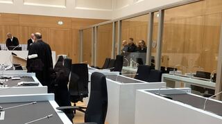 Der angeklagte Ingo K. wird zu Prozessbeginn in Hand- und Fußfesseln von Justizbeamten in den Gerichtssaal in Stuttgart-Stammheim geführt.