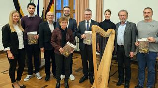 Ausstellungseröffnung im Alten Rathaus (von links): Esther Vasko, Stadtarchivar Tobias-Jan Kohler, Dr. Wolfgang Hauck, Sibylle Ostien, Beigeordneter Benjamin Laber, Landrat Dr. Achim Brötel, die Harfenistin Monja Peschke, Dr. Jürgen Strein, Matthias Grimm und Bürgermeister Roland Burger.