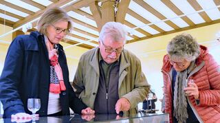 Besondere Exponate: Bernd Fischer erläutert angekokelte Dokumente aus dem Amorbacher Archiv der Fürsten von Leiningen. Aufständische Bauern hatten bei den Agrarunruhen unmittelbar vor der 48er Revolution versucht, sie zu verbrennen.