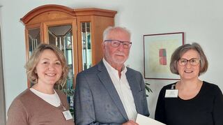 Einen „Quellentag“ finanzierte der „Medizinische Fortbildungs- und Fördervereins Bad Mergentheim“. Vereinsvorsitzender Prof. Dr. Werner Romen übergab die Spende an die Hospizkoordinatorinnen Christine Stumpf (links) und Sabine Strommer.