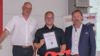 Generationenwechsel im eibe-Management (von links): der scheidende sowie der neue Geschäftsführer Peter Schnabel und Fabian Dörschner mit Tilo Eichinger (CEO).