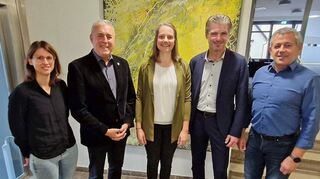 Igersheim und Grünsfeld bündeln bei der Energiewende die Kräfte und kooperieren interkommunal. Unser Bild zeigt (von links) Gemeindeoberamtsrätin Verena Hofmann (Igersheim), Grünsfelds Bürgermeister Joachim Markert, die künftige Klimaschutzbeauftragte Nadine Hofmann, Igersheims Gemeindeoberhaupt Frank Menikheim und Grünsfelds Hauptamtsleiter Jürgen Umminger.