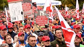 Rund 8000 Menschen demonstrieren vor den Toren 1+2 der BASF in Ludwigshafen.