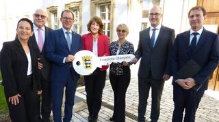 Schlüsselübergabe: Im Rahmen der Einweihungsfeier für das renovierte Gebäude des Finanzamts im Bad Mergentheimer Deutschorden-Schloss, übergab der Leiter des Amtes „Vermögen und Bau, Baden-Württemberg“, Frank Berkenhoff (Dritter von links) zusammen mit Staatsekretärin Gisela Splett (rechts daneben) den symbolischen Schlüssel an die Vizepräsidentin der Oberfinanzdirektion Karlsruhe, Jutta Nickerl und Finanzamtsleiter Dr. Simon Veser (Dritte und Zweiter von rechts). Mit auf dem Bild Projektleiterin Ulrike Gröger und OB Udo Glatthaar, (Erste und Zweiter von links) und Georg Böswald-von Brunn vom gleichnamigen Architekturbüro, (rechts).