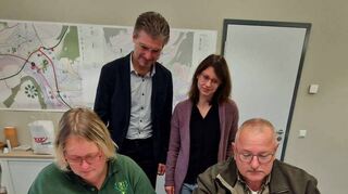 Iris und Holger Konrad unterzeichnen die Vereinbarung, künftig als Stadtjäger in Igersheim auf den Plan treten zu können. Bürgermeister Frank Menikheim und Verena Hofmann schauen ihnen dabei über die Schultern.