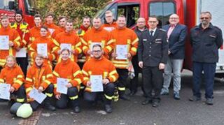 Grundausbildung abgeschlossen: Das Bild zeigt die Lehrgangsteilnehmer der Feuerwehrabteilungen mit den Ausbildern, dem stellvertretenden Kreisbrandmeister Heiko Wolpert und Külsheims Bürgermeister Thomas Schreglmann.