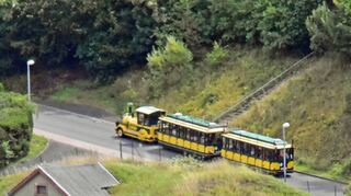 Das „Burgbähnle“ fährt derzeit nur Touristen der Kreuzfahrtschiffe über die Eichelsteige hinauf zum Wertheimer Wahrzeichen.