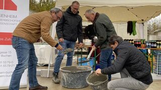 Bürgermeister Roland Burger, Mark Fischer (Geschäftsführender Vorstand der Familienheim Buchen-Tauberbischofsheim), Aufsichtsratsvorsitzender Hubert Mühling und Architekt Gerhard Pfundt bei der Grundsteinlegung (von links).