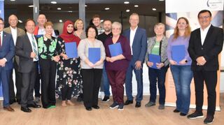 Die Preisträger des Zivilcouragepreises mit den Laudatoren, Sponsoren sowie Vertretern der Polizei und der Politik.