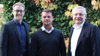 Personalleiter Patric Pfaff, Ausbilder Tim Euler und Vorstandsvorsitzender Michael Schneider (von links) freuen sich über die Auszeichnung durch die Sudie des Sozialwissenschaftlichen Instituts SWI.