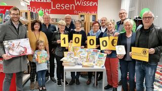 Der Lions-Club hat eine Spende an die Gemeindebücherei Höpfingen überreicht.