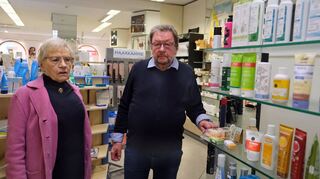 Die Geschwister Traudl und Hannes Reingruber in ihrem Ladengeschäft in der Rothenburger Altstadt. Sie führten jahrzehntelang erfolgreich den Drogeriemarkt und müssen jetzt ihr Geschäft schließen.