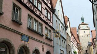 Die beiden großen Geschäfts- und Wohnhäuser der Familie Reingruber prägen mit ihren Schaufenstern und der Passage die Georgengasse am Weißen Turm.