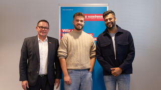 Kammerpräsident Klaus Hofmann (links) freute sich mit den diesjährigen Gewinnern beim Wettbewerb „#zeigsallen“, Tischler Ruben Maier (Mitte) und Maler- und Lackierermeister Cristof Nunes Botens (rechts).
