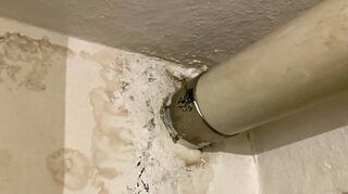 Verdächtige Flecken im Badezimmer.